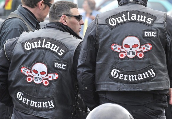 Rocker des MC Outlaws bei einer Zusammenkunft von 2010 in Kaiserslautern anlässlich eines Mordprozesses gegen zwei Hells Angels. &nbsp;