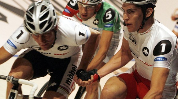 Franco Marvulli, rechts, und Bruno Risi, links, bei der ersten Americaine beim Sechstagerennen in Zuerich am Donnerstag, 28. Dezember 2006. (KEYSTONE/Walter Bieri)