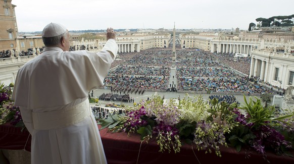 Der Papst während der Ostermesse vor Tausenden Gläubigern auf dem Petersplatz.