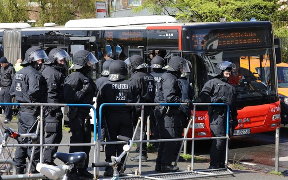 epa05910849 Police waits as Hamburg supporters leave an autobus before the German Bundesliga soccer match between Werder Bremen and Hamburg SV (HSV) in Bremen, Germany, 16 April 2017. EPA/FOCKE STRANG ...