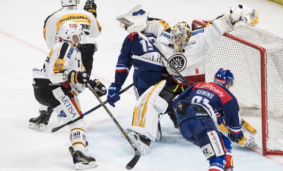 Zuerichs Reto Schaeppi, Mitte links, kaempft gegen HC Lugano Torhueter Elvis Merzlikins, Mitte rechts, im ersten Playoff-Viertelfinalspiel der National League A zwischen den ZSC Lions und dem HC Lugan ...