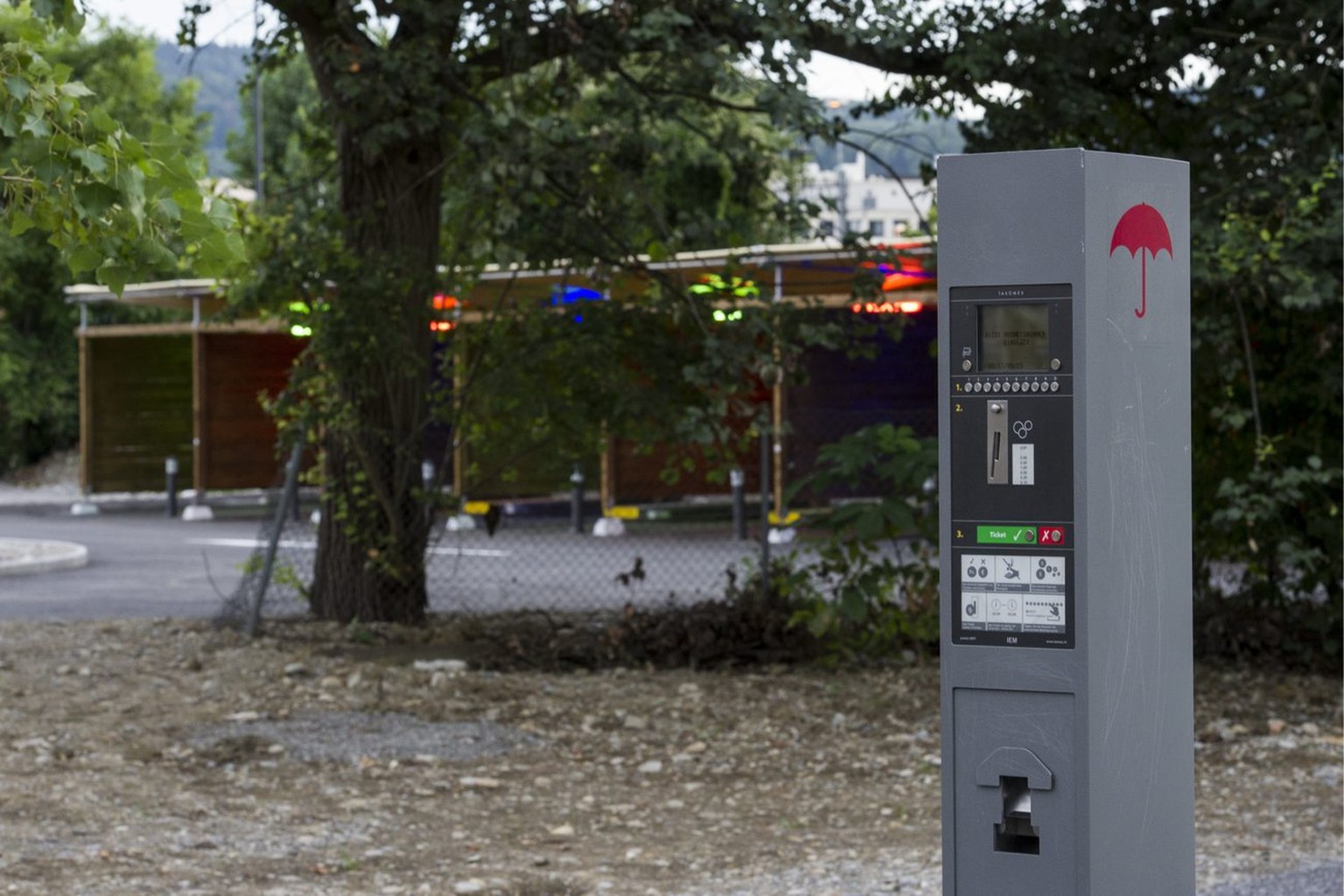 Der Ticketautomat auf dem Gelände. Prostituierte müssen eine Bewilligung lösen. Das Symbol des roten Schirms führt Kunden auf den Strichplatz.