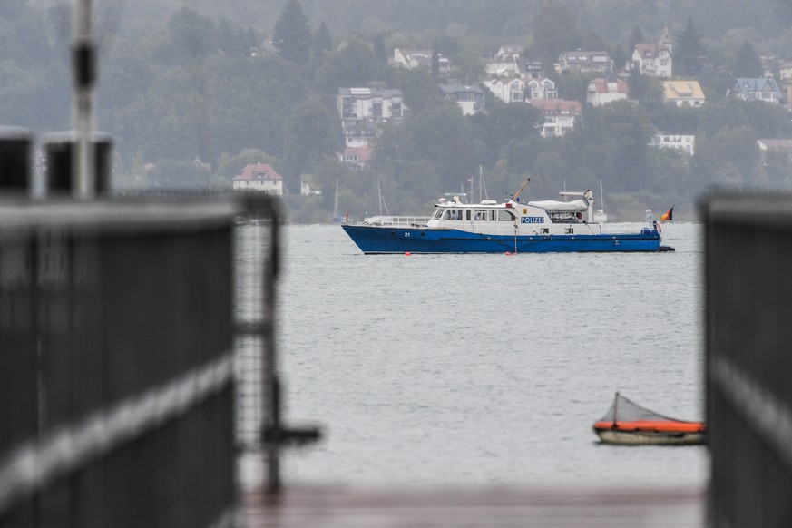 Ein Polizeiboot faehrt am 08.08.2017 vor Litzelstetten bei der Insel Mainau (Baden-Wuerttemberg) auf dem Bodensee. Am Mittag ist vor der Insel Mainau ein Kleinflugzeug abgestuerzt. Es gab vermutlich z ...