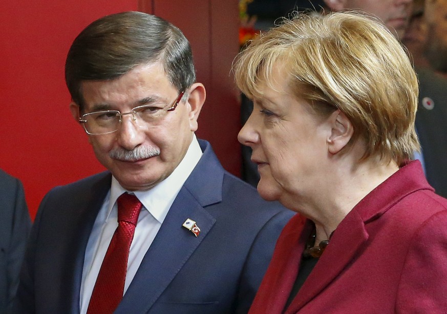 Spricht von einem «historischen Tag»: Der türkische Ministerpräsident Davutoglu, hier mit Bundeskanzlerin Merkel.