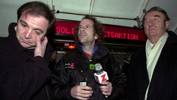 Noch immer sitzt der Schock tief ... FCZ-Trainer Raimondo Ponte (links) und FCZ-Praesident Sven Hotz (rechts) mit Radio Z-Sportchef Mike Gut (mitte) an der FCZ-Solidaritaeskundgebung auf dem Zuercher  ...