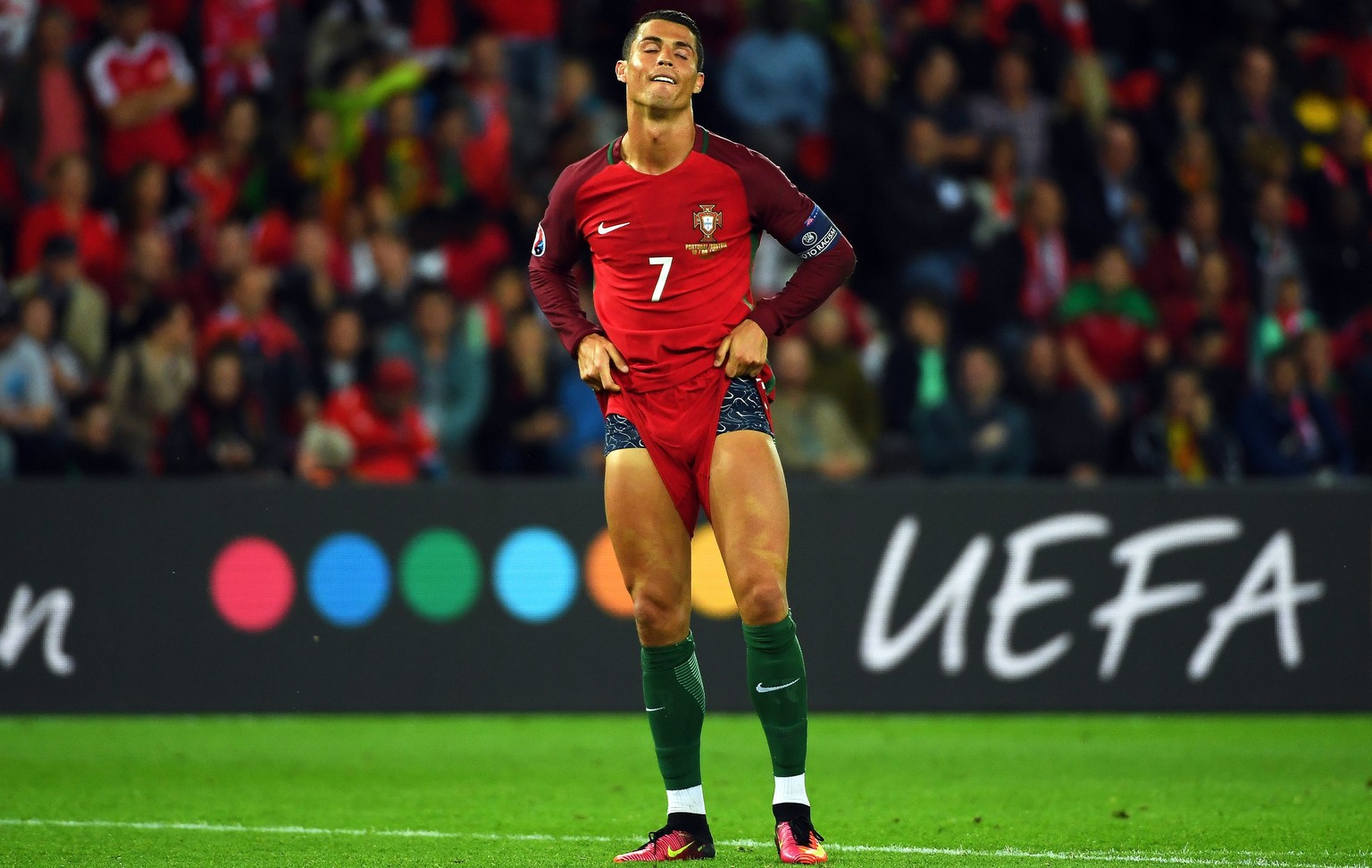 Die Verzweiflung bei Cristiano Ronaldo nach dem verschossenen Penalty.
