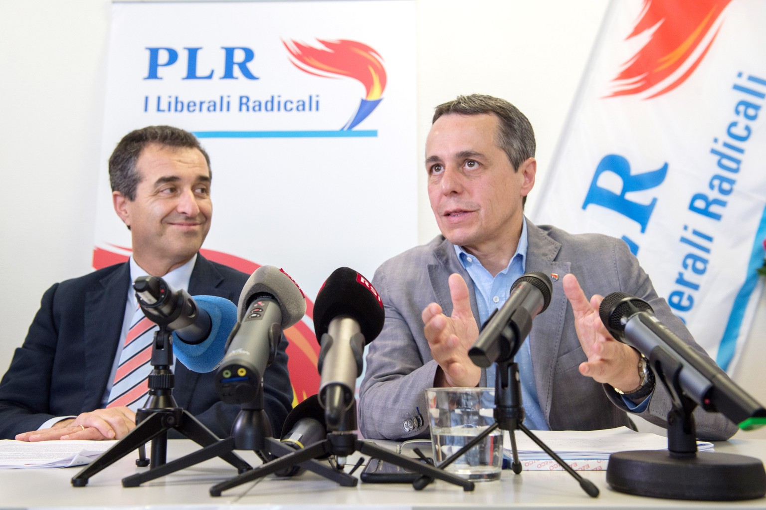 Ignazio Cassis, Nationalrat, rechts und Bixio Caprara, President der FDP Tessin, links, sprechen mit Journalisten an der Medienkonferenz zur Bundesratskandidatur der FDP am Dienstag, 11. Juli 2017 in  ...