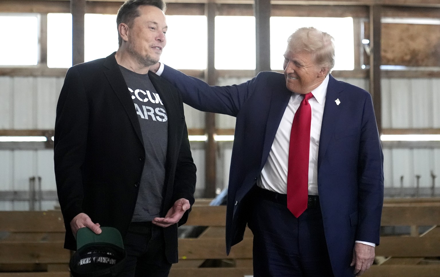 Nachrichten Linkding FILE - Tesla and SpaceX CEO Elon Musk, left, and Republican presidential nominee former President Donald Trump attend a campaign event at the Butler Farm Show, Oct. 5, 2024, in Butler, Pa. (AP Photo/A ...