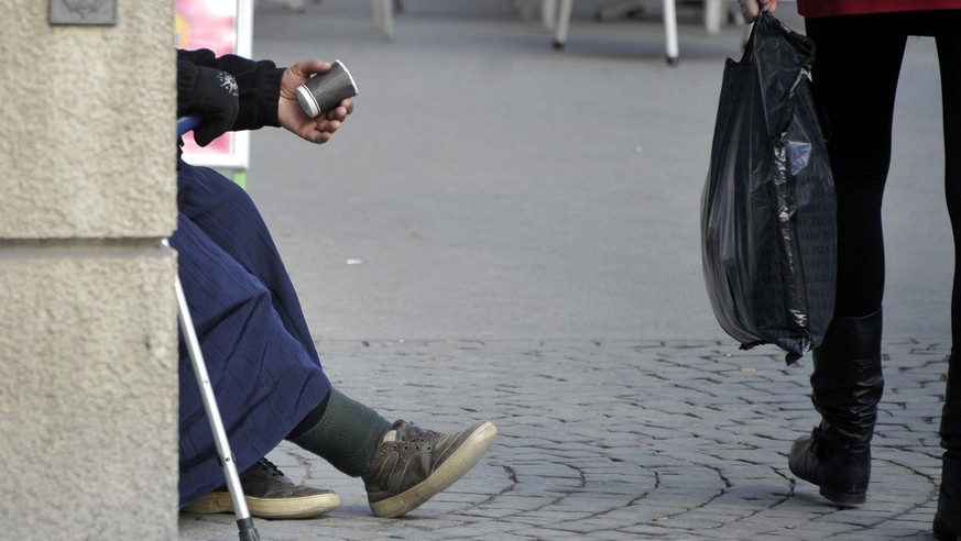 Une mendiante rom mendie dans le centre de Lausanne, photographiee ce mercredi 5 janvier 2011. (KEYSTONE/Dominic Favre)