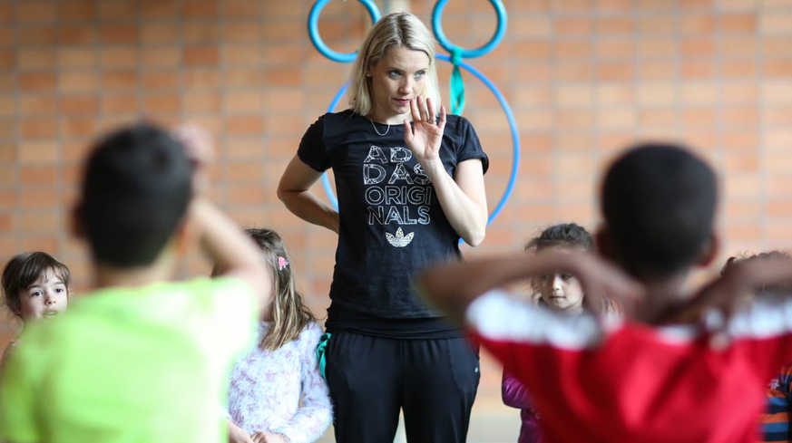 Mittwochmorgen, 10.30 Uhr: Michelle Richner erklärt ihren Mädchen und Buben das nächste Spiel. Die Kinder verstehen sie – vor ein paar Monaten scheiterte vieles an Sprachbarrieren.