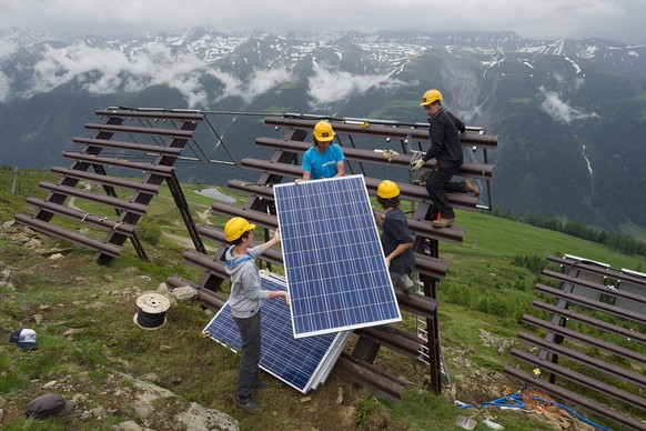 ZUR EIDGENOESSISCHEN ABSTIMMUNG VOM 21. MAI 2017 UEBER DAS ENERGIEGESETZ STELLEN WIR IHNEN ZUM THEMA SOLARENERGIE FOLGENDES BILDMATERIAL ZUR VERFUEGUNG  Des jeunes posent des panneaux solaires ou pan ...