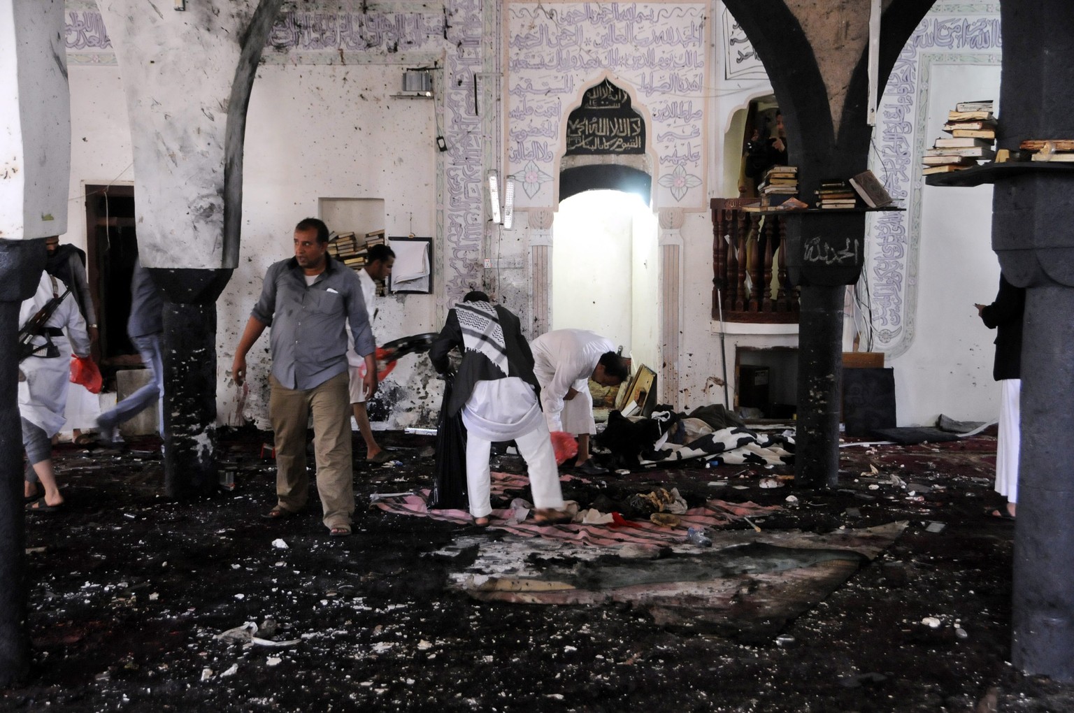 Die al-Hashahush-Moschee in Sanaa nach dem Anschlag, zu dem sich der IS bekannte (20.03.2015).