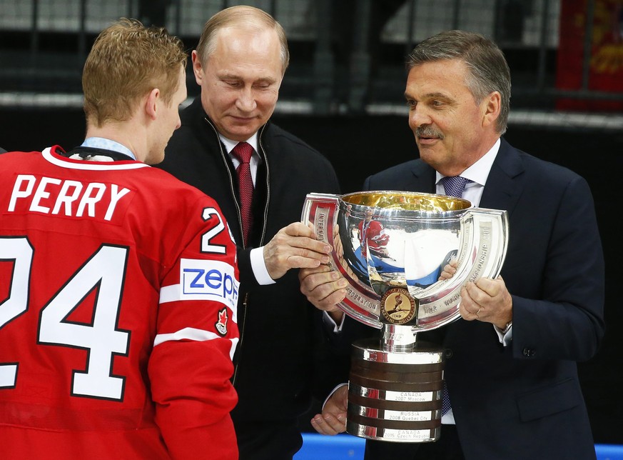 Corey Perry nimmt aus den Händen von Wladimir Putin und René Fasel den WM-Pokal in Empfang.