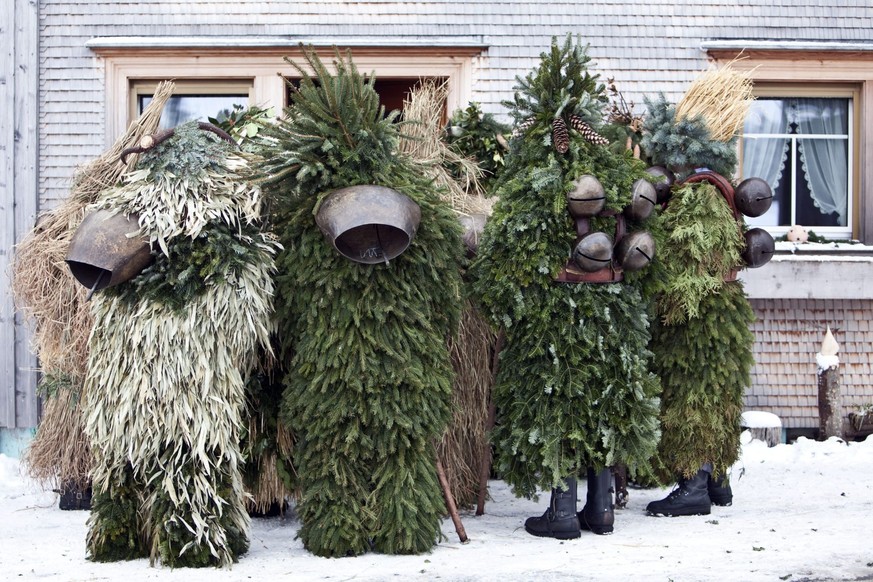 ADVENTSKALENDER 2013 - BILD 16 VON 24 BILDERN –Die Turnvereingruppe Waldstatt "Wuescht" zaeuerlen vor einem Haus am Mittwoch, 13. Januar 2010, am alten Silvester in Waldstatt, Appenzell Auss ...