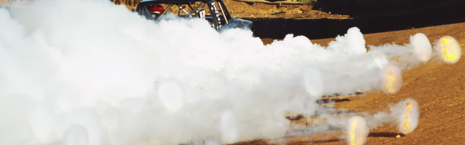 «Rings of FIre». Ölversetzte Rauchringe entzünden sich, als der Motor dieses Renntrucks explodiert.