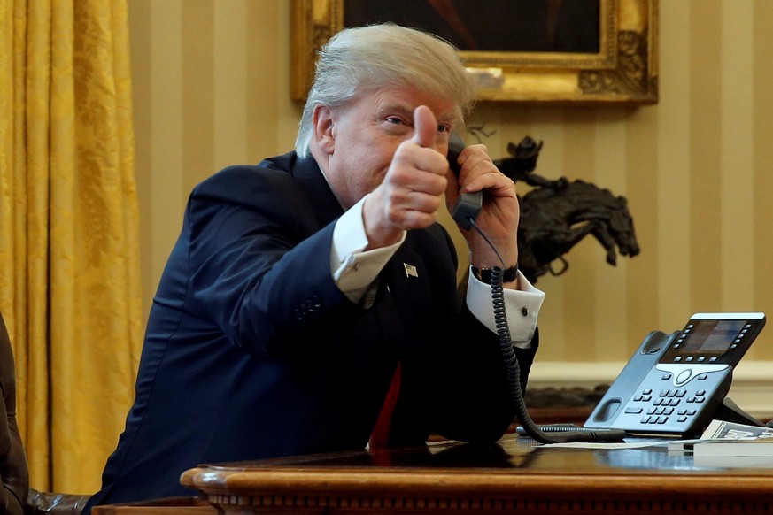 U.S. President Donald Trump gives a thumbs-up to reporters as he waits to speak by phone with Saudi Arabia&#039;s King Salman in the Oval Office at the White House in Washington, U.S. January 29, 2017 ...