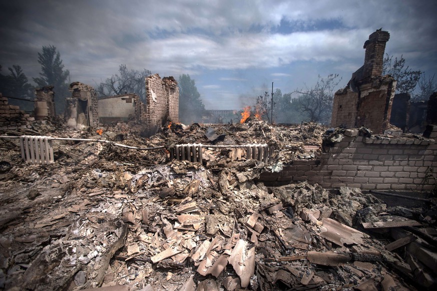 Die ukrainische Armee hat die Rebellen-Hochburg Lugansk schon am 2. Juli aus der Luft angegriffen.