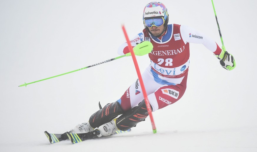 epa05629410 Luca Aerni of Switzerland clears a gate during the Men&#039;s Slalom race at the FIS Alpine Skiing World Cup event in Levi, Finland, 13 November 2016. EPA/MARKKU OJALA FINLAND OUT