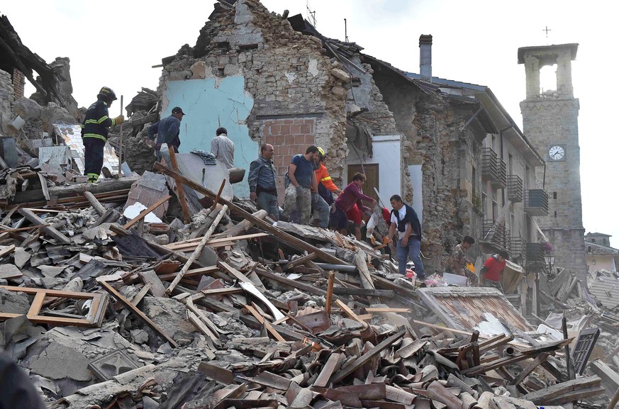 Rescuers work at a collapsed building following an earthquake in Amatrice, central Italy, August 24, 2016. REUTERS/Emiliano Grillotti FOR EDITORIAL USE ONLY. NO RESALES. NO ARCHIVES.