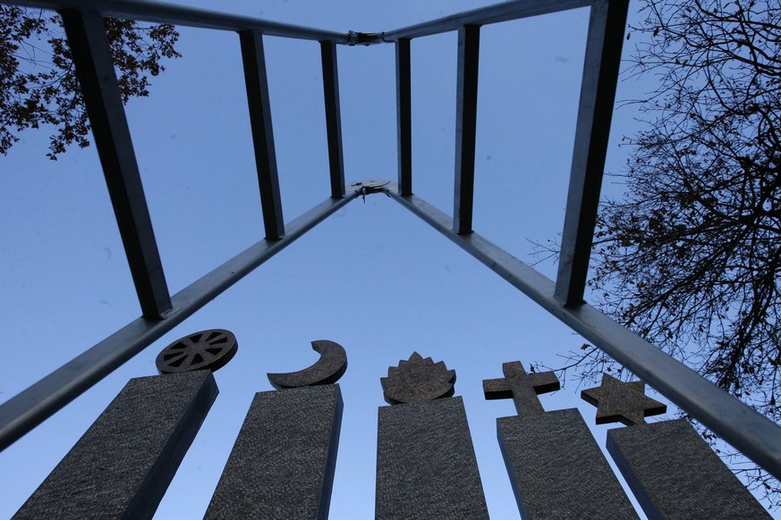 Fuenf Symbole stehen auf dem Friedhof Gerliswil, Gemeinde Emmen, fuer die Weltreligionen Judentum, Christentum, Hinduismus, Islam und Buddhismus, von rechts, Aufnahme vom Mittwoch, 22. November 2007.  ...