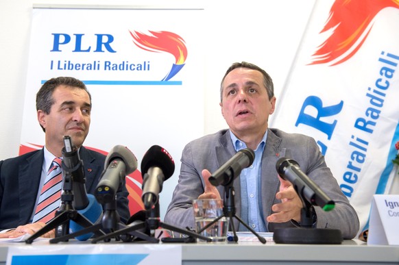 Ignazio Cassis, Nationalrat, rechts und Bixio Caprara, President der FDP Tessin, links, sprechen an der Medienkonferenz zur Bundesratskandidatur der FDP am Dienstag, 11. Juli 2017 in Camorino, Tessin. ...