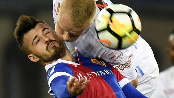 Der Zuercher Rasmus Thelander, rechts, gegen den Basler Albian Ajeti, links, beim Fussballspiel der Super League FC Zuerch gegen den FC Basel im Stadion Letzigrund in Zuerich am Samstag, 28. Oktober 2 ...