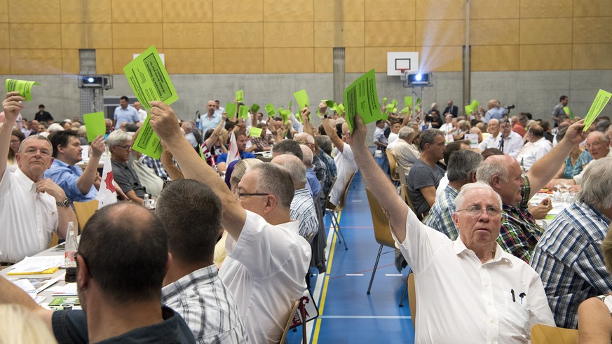 Alt Bundesrat und Verantwortlicher Strategie Christoph Blocher bei der Beschlussfassung ueber den Antrag fuer eine Volksinitiative zur Beschraenkung der freien Zuwanderung an der Delegiertenversammlun ...