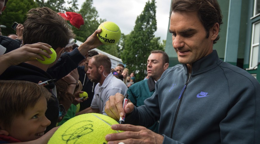 Begehrter Superstar: Roger Federer gibt nach dem Finaleinzug Autogramme.