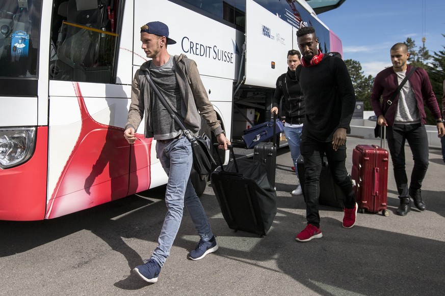 Die Natispieler Lustenberger, Bürki, Djourou und Derdiyok rücken ins Nati-Camp in Feusisberg ein.