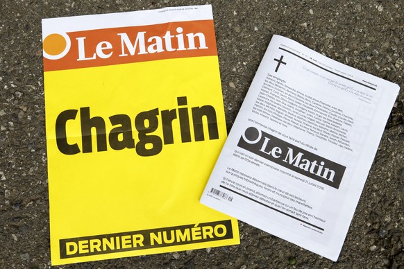 La derniere edition du journal Le Matin et son affichette photographiee, ce samedi 21 juillet 2018 a Geneve. Sa Une sobre et livide en forme de faire-part de deces ne laisse place a aucun doute, Le Ma ...