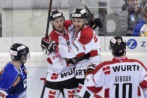 Das Team Canada feiert den ersten Sieg.