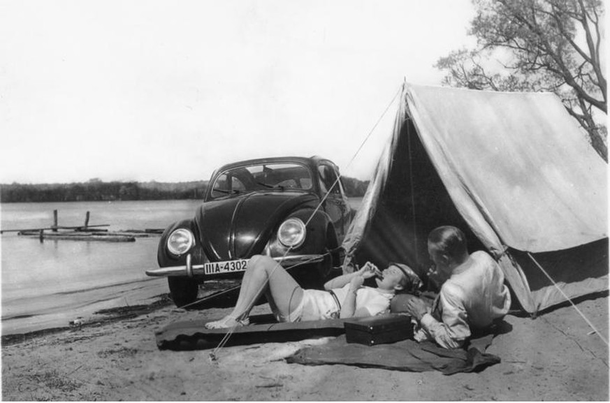 KdF-Wagen nannten die Nazis Porsches Volkswagen, benannt nach der NS-Organisation zur Gleichschaltung der Freizeit, «Kraft durch Freude». Hier in einer Aufnahme von 1938.
