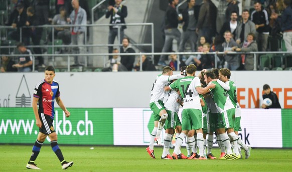 Die St. Galler jubeln nach Marco Aratores Treffer zum 1-0, im Fussball Super League Spiel zwischen dem FC St. Gallen und dem FC Basel, am Samstag, 24. September 2016, in der AFG Arena in St. Gallen. ( ...