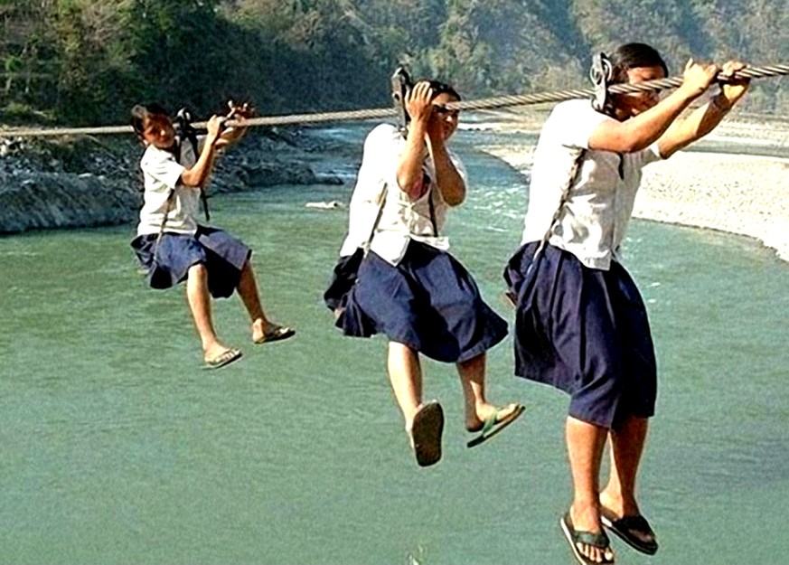 Halsbrecherisch und fies: Die Drahtseil-Überquerung der Schulmädchen über den Fluss.