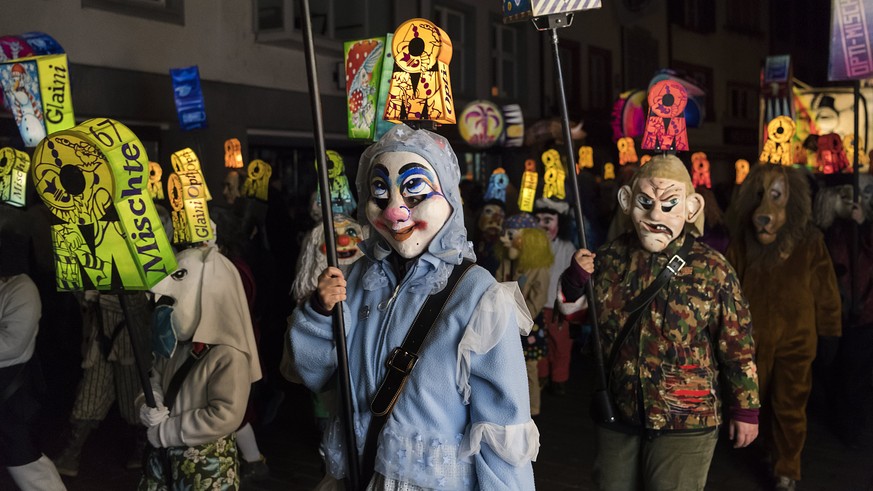 epa05832362 Revellers wearing masks and lanterns parade through the streets during the so-called &#039;Morgestraich&#039; in Basel, Switzerland, on early Monday morning, 06 March 2017. The traditional ...