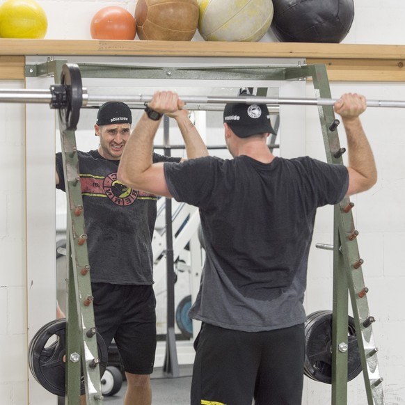 Maxim Noreau neuer Verteidiger des SCB, arbeitet zu Beginn des Sommertrainigs im Konditionsraum am Dienstag, 14. Juni 2016, in der PostFinance-Arena in Bern. (KEYSTONE/Lukas Lehmann)