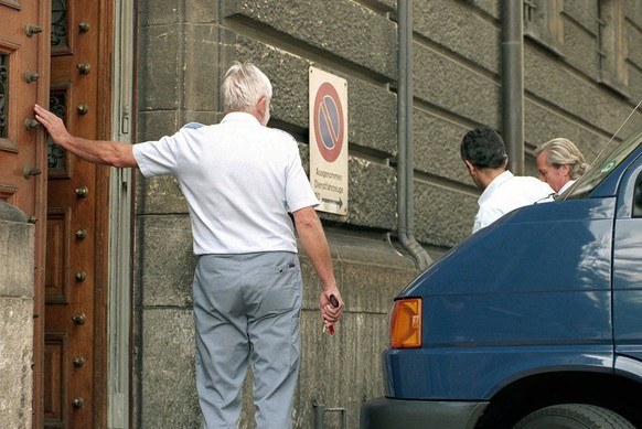 Huber (ganz rechts) wird im August 1998 in die Zürcher Polizeikaserne geführt.&nbsp;