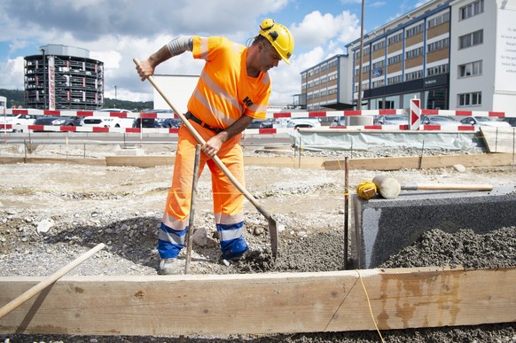 THEMENBILDER ZUR MK DES KOMITEES &quot;NEIN ZUR HALBEN LIMMATTALBAHN, AM DIENSTAG, 14. AUGUST 2018 ---- Bauarbeiter bei der Arbeit der Limmattalbahnstrecke, Baustellenabschnitt Altstetten - Schlieren, ...