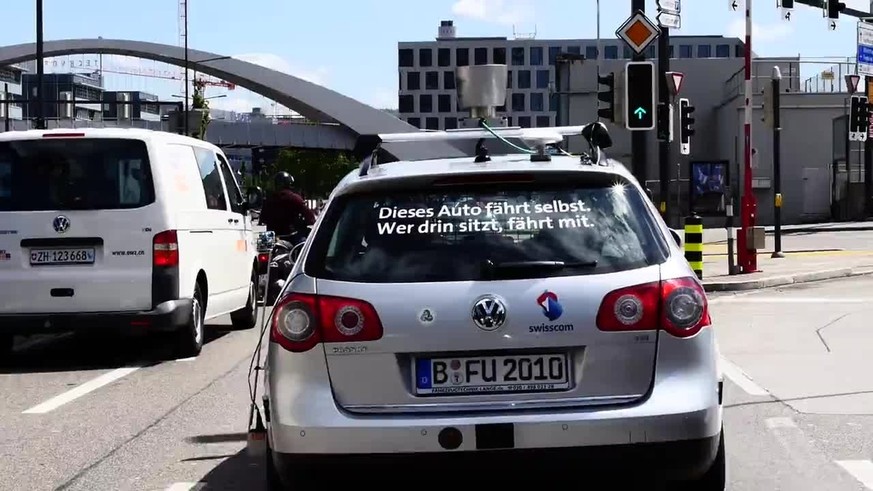 Der silbergraue VW ist mit diversen Sensoren bestückt.