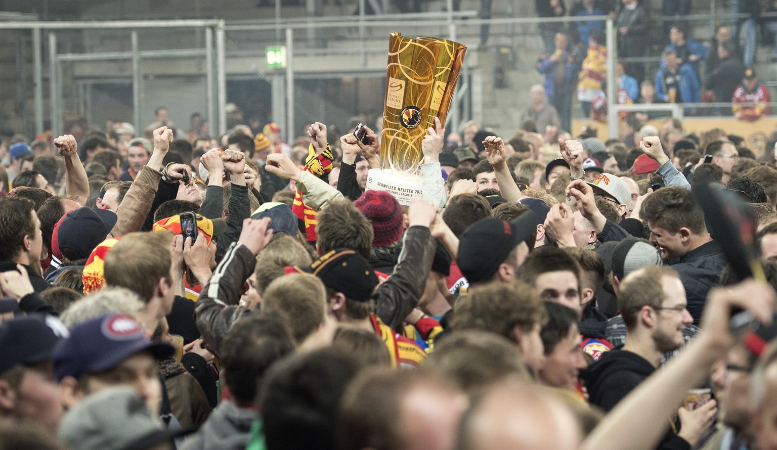 Halli-Galli in der Ilfishalle: Langnaus Spieler und Fans feiern den Aufstieg in die NLA.
