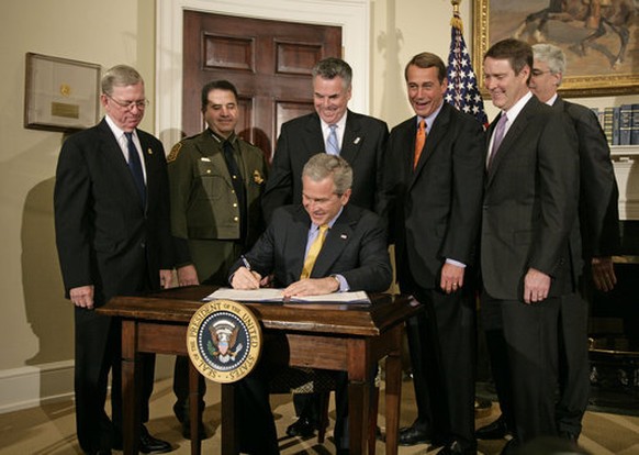 US-Präsident George W. Bush unterzeichnet den&nbsp;Secure Fence Act of 2006 (28.10.2006).