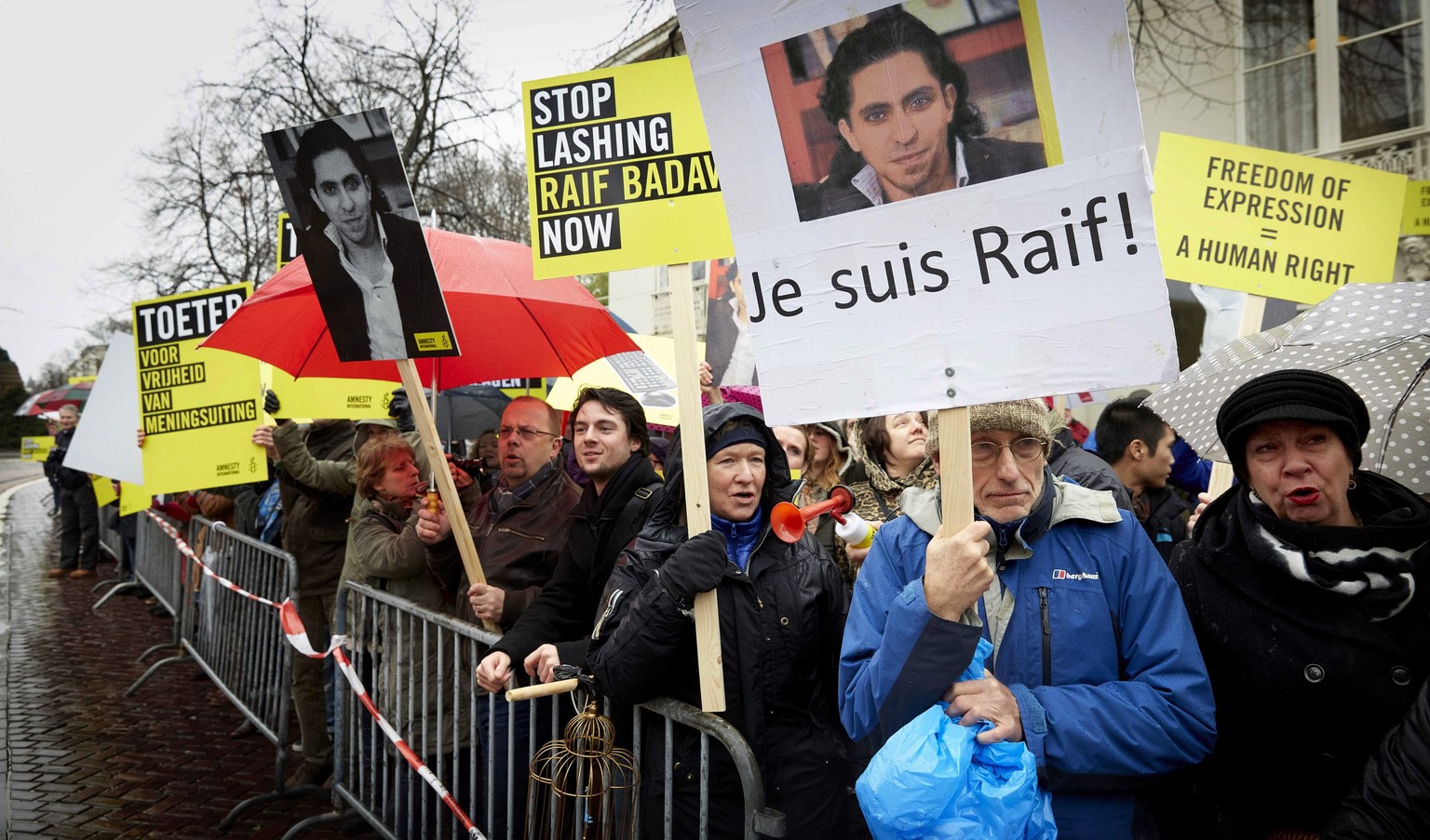 Demonstration gegen das Urteil gegen den Blogger und Menschenrechtsaktivisten Raif Hadawi vor der Saudi Arabischen Botschaft in Den Haag.