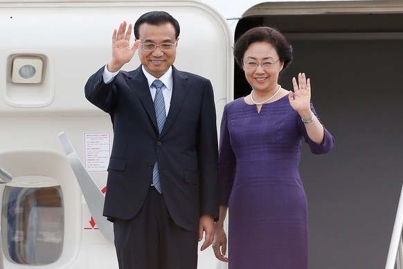 Chinese Premier Li Keqiang and his wife Cheng Hong wave upon their arrival at the Ottawa International Airport in Ottawa, Ontario, Canada, September 21, 2016. REUTERS/Chris Wattie