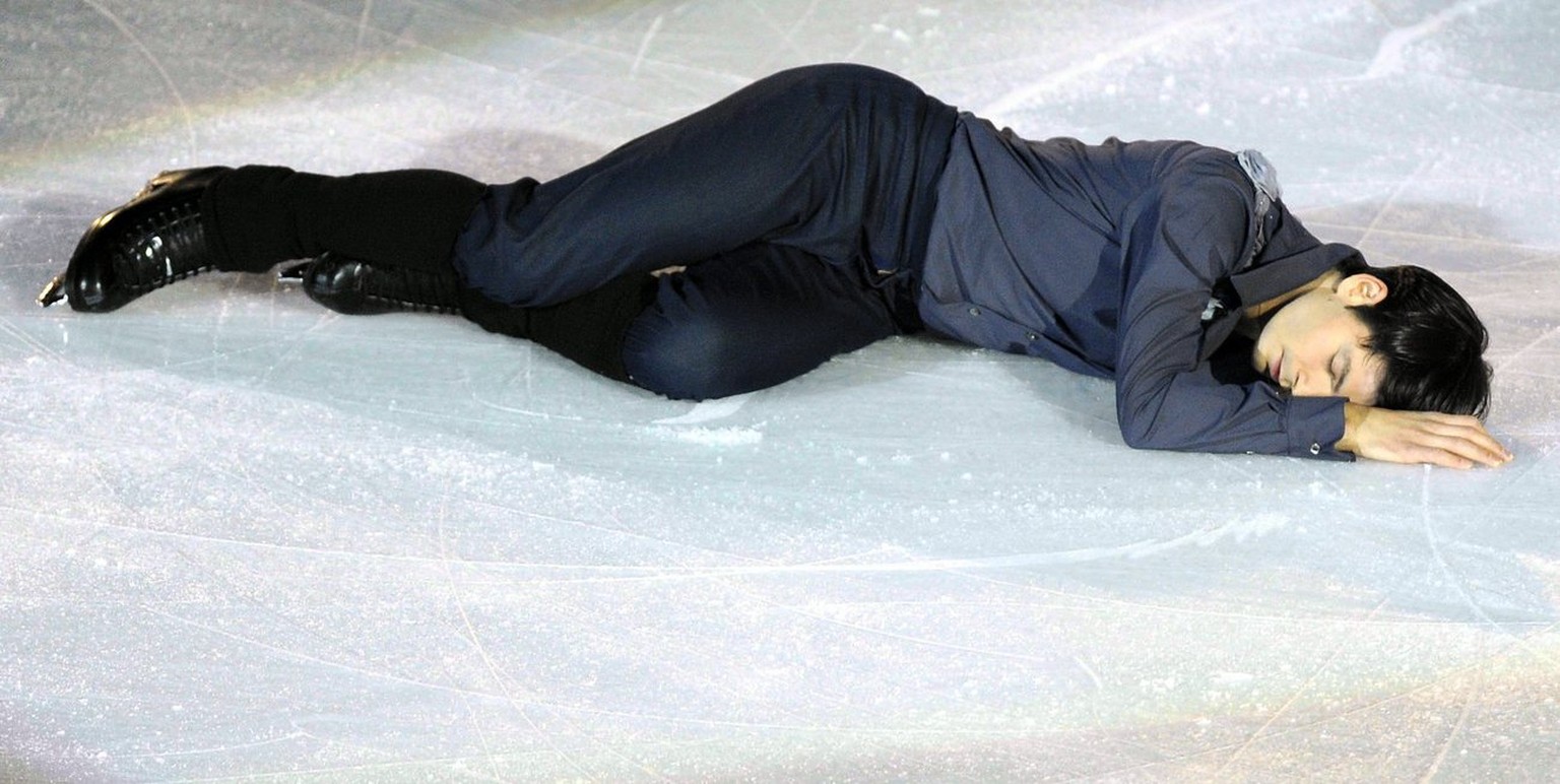 Männliches Schneewittchen-Dornröschen: Stéphane Lambiel schläft auf dem Eis.