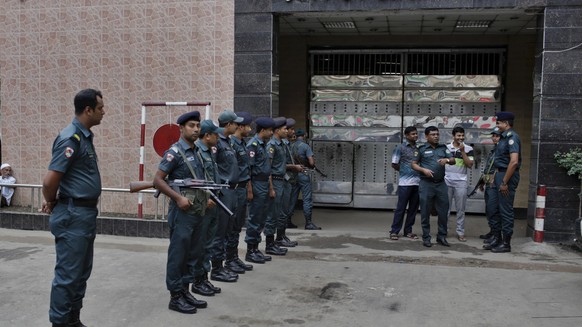 Polizisten vor dem Hauptgefängnis von Dhaka – nach landesweiten Razzien wurden mehr 8000 Personen verhaftet.