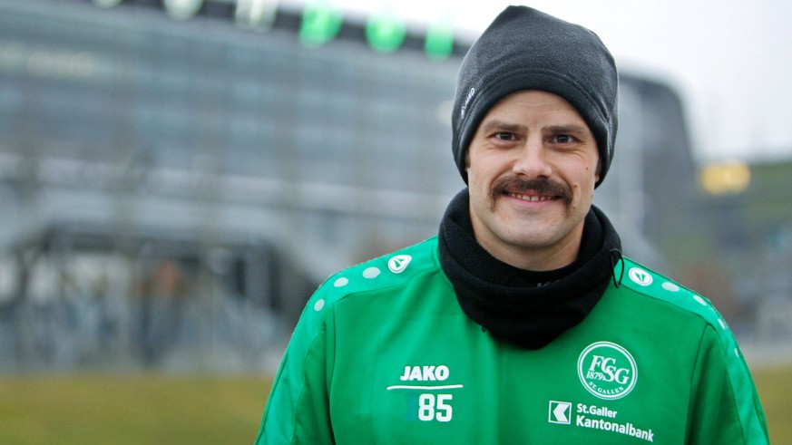 FC St. Gallen Rueckkehrer Tranquillo Barnetta posiert bei seinem ersten Training mit dem kybunpark im Hintergrund fuer den Fotografen, aufgenommen am Montag, 14. November 2016, beim Fussball Training  ...