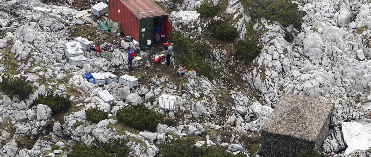 Rettungseinrichtungen und Helfer am Eingang zur Riesending-Höhle am Freitag, 13. Juni 2014.
