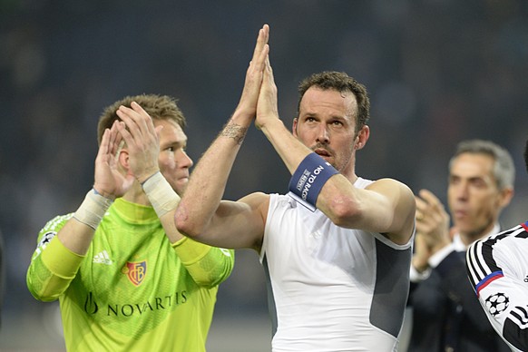 The players of Switzerland&#039;s FC Basel Tomas Vaclik, left, and Marco Streller, right, thank the fans after losing the UEFA Champions League round of sixteen second leg soccer match against Portuga ...