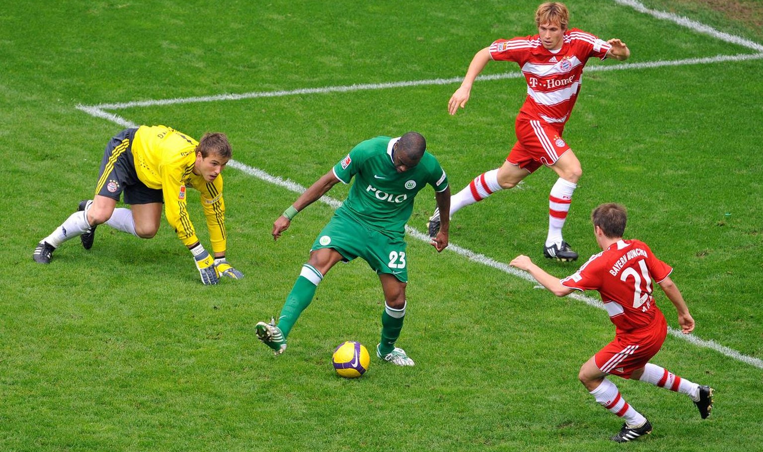 Wolfsburg&#039;s Grafite, second from left, scores his side&#039;s 5th goal, against Munich&#039;s goalkeeper Michael Rensing, Munich&#039;s Andreas Ottl and Munich&#039;s Philipp Lahm, from left to r ...