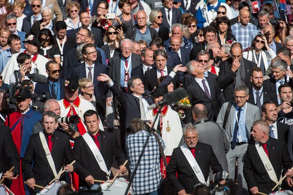 Der neu gewaehlte Bundesrat Ignazio Cassis, Mitte, waehrend des offiziellen Festes zu seinen Ehren, am Donnerstag, 28. September 2017, in Bellinzona. (KEYSTONE/Ti-Press/Pablo Gianinazzi)